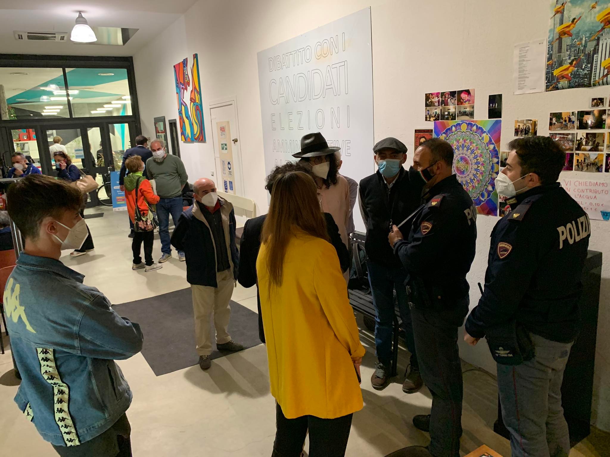 Polemica prima del confronto elettorale: una donna non vuole esibire il Green Pass. Interviene la Polizia