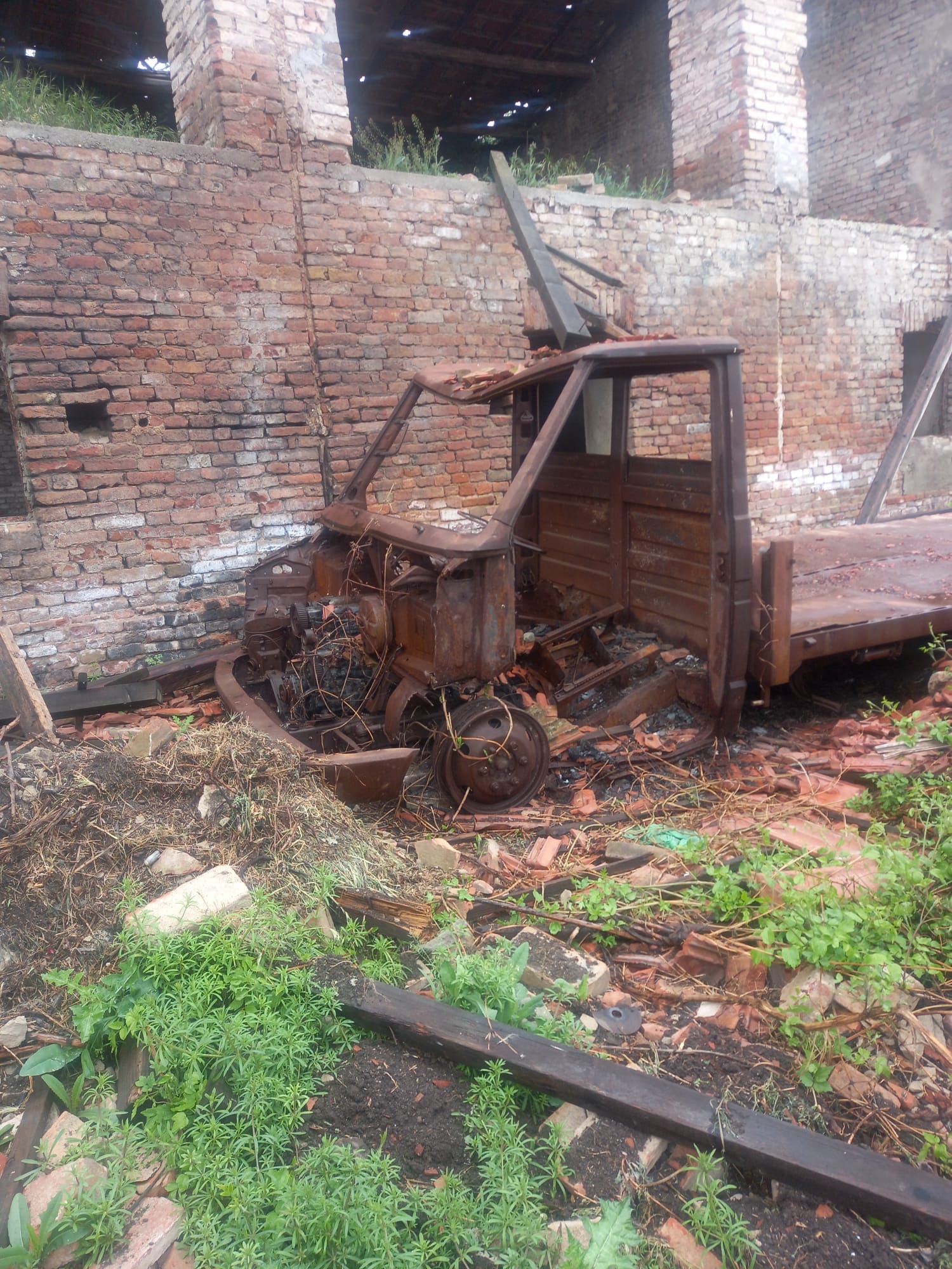 Abbandonano rifiuti in una cascina e la trasformano in una discarica
