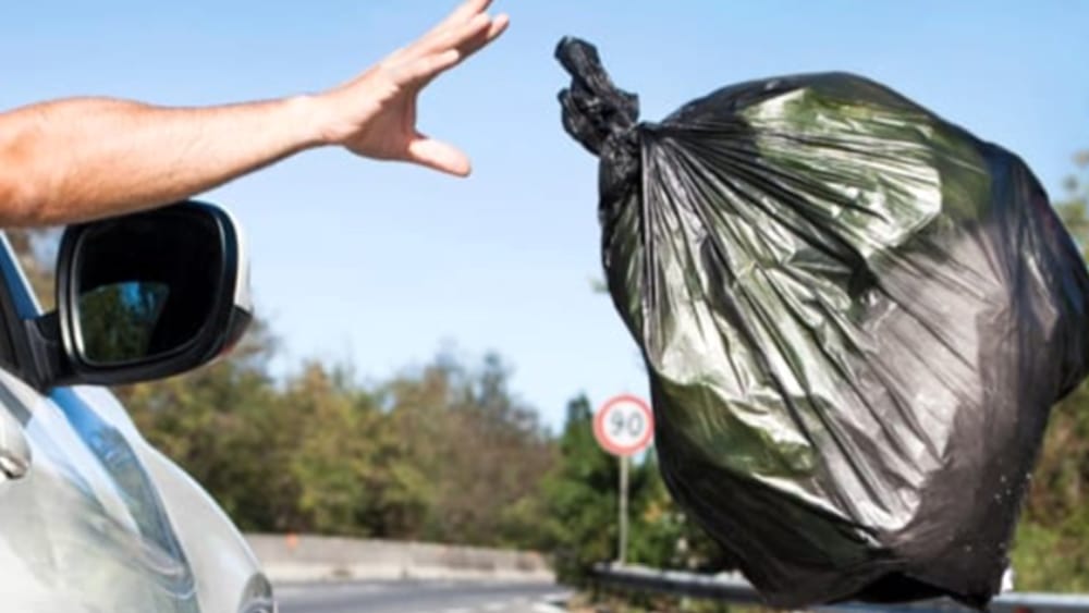 Nel novese due cittadini multati per abbandono rifiuti: pagheranno 600 euro