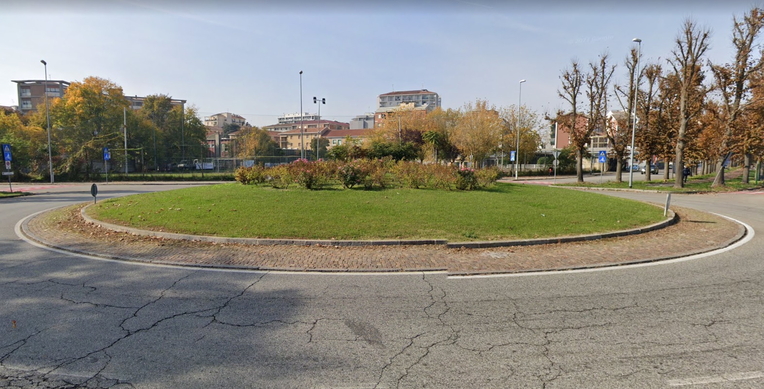 Ad Alessandria una scarpetta rossa su una rotonda per dire no alla violenza sulle donne