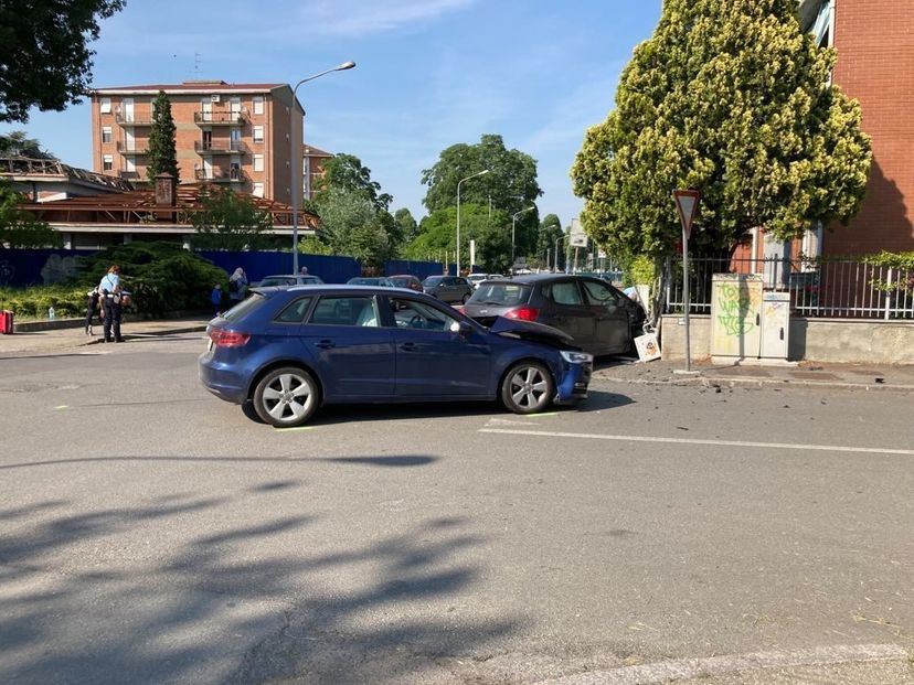Incidente in via Pochettini: auto finisce contro un muretto