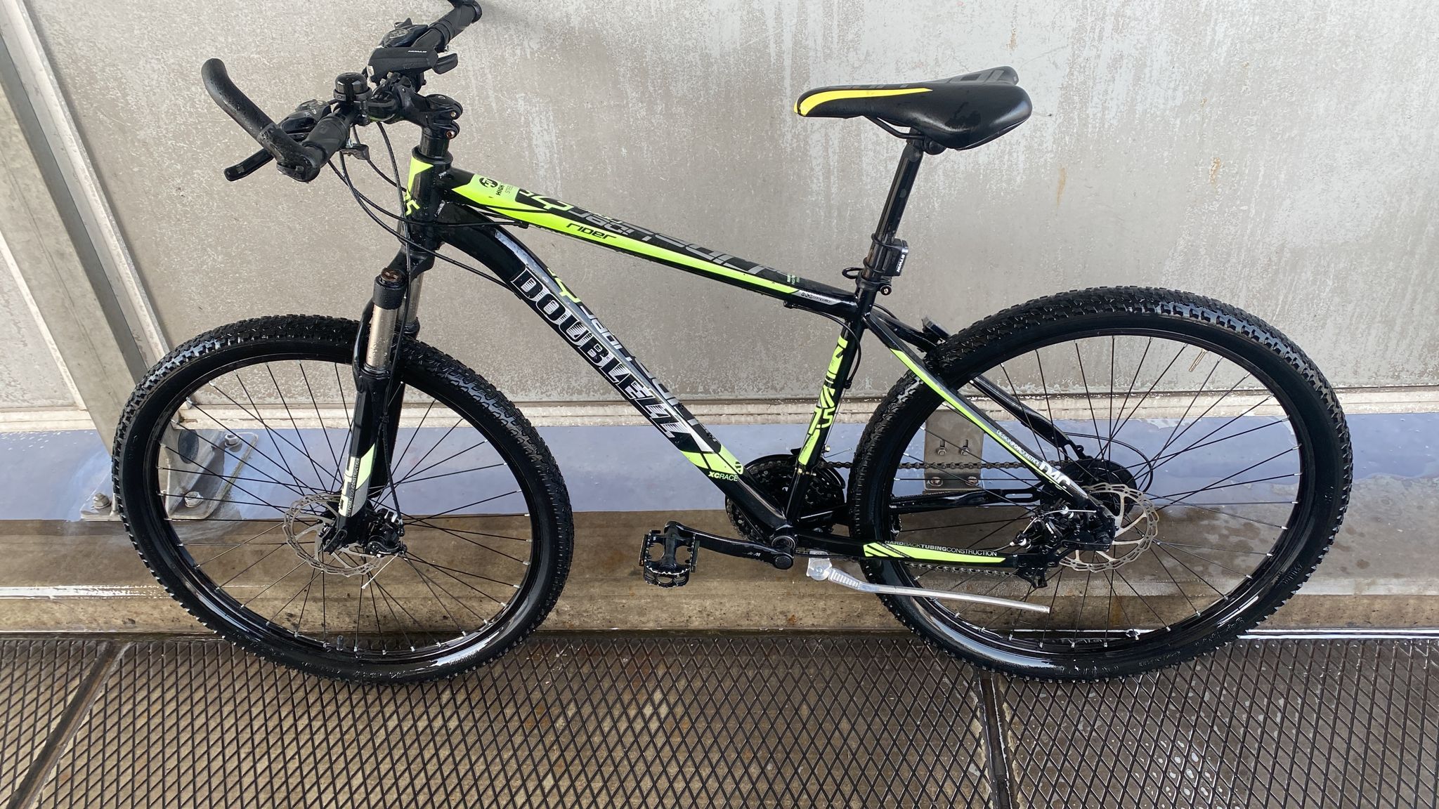 Andrea e l’appello per il fratello affetto da distrofia muscolare dopo il furto della bici: “Aiutatemi a ritrovarla”