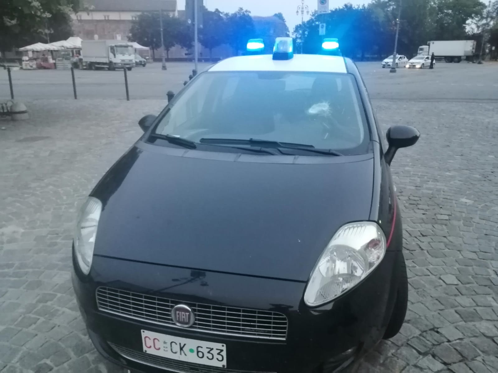 Follia a Casale: il vandalo ha lanciato pietre anche contro Vigili del Fuoco e Carabinieri