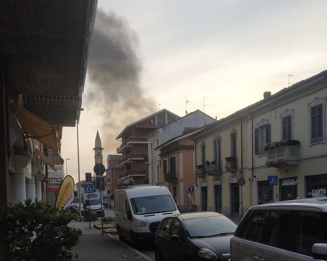 In corso Acqui diversi contenitori distrutti dalle fiamme