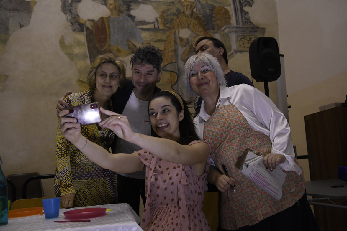 “Il Pranzo” della compagnia teatrale Gli Illegali e aperitivo di Fuga di Sapori