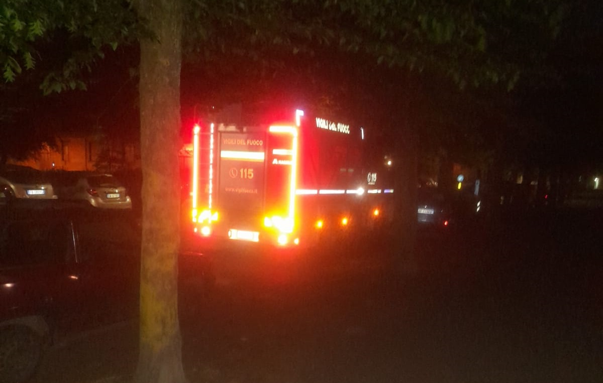 Perdita d’acqua in via Sacco, al quartiere Cristo: sul posto i Vigili del Fuoco