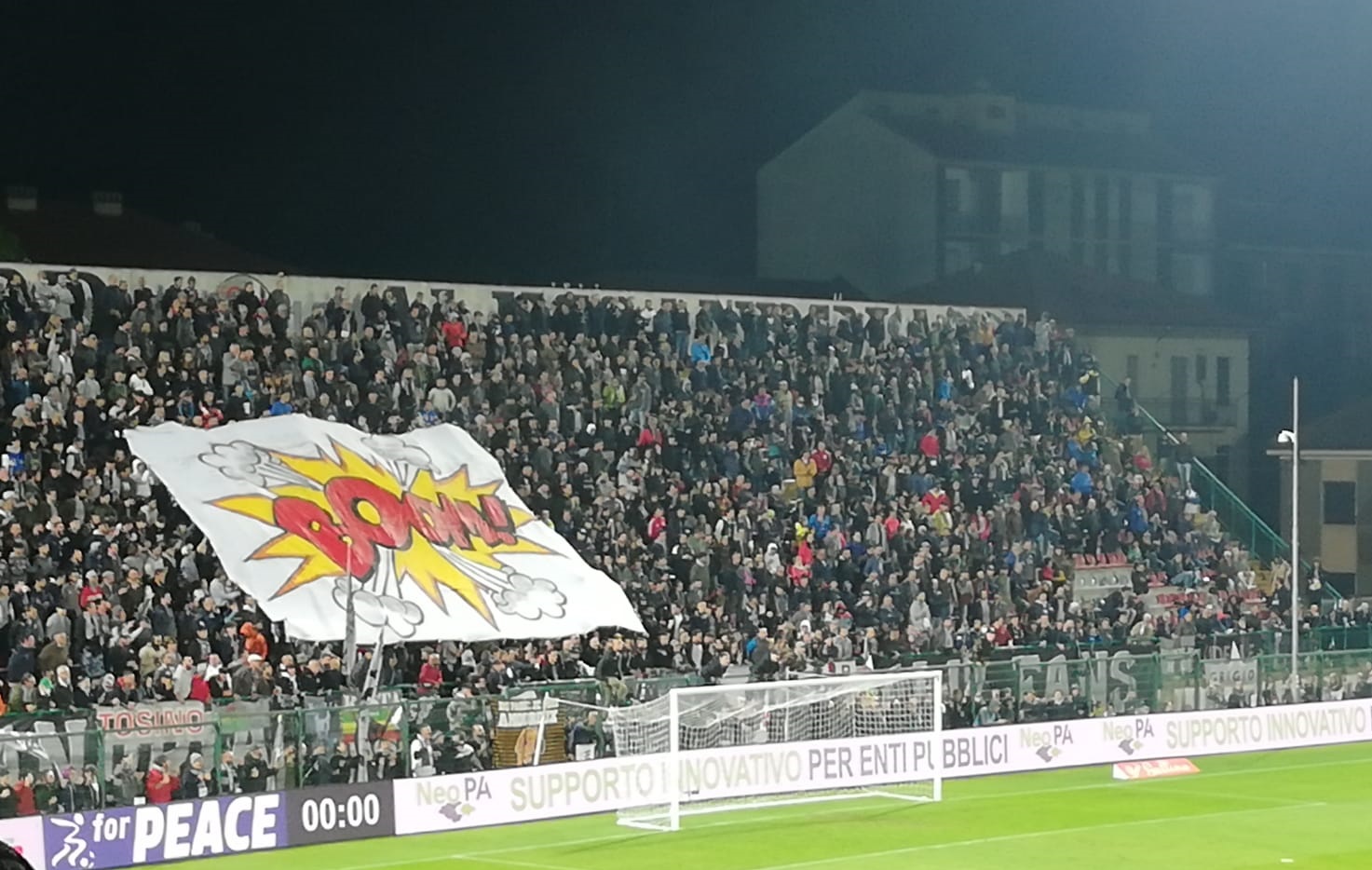 Alessandria-Vicenza, l’ironico striscione della Gradinata Nord contro il portiere veneto Contini: “Boom!”