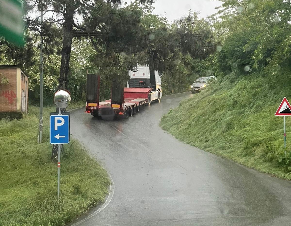 Disagi al traffico in provincia e bilico in via Rimini a Valenza blocca il traffico
