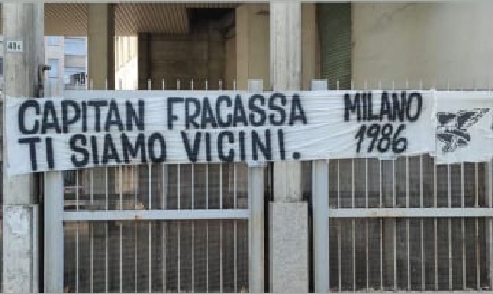 “Capitan Fracassa ti siamo vicini”: lo striscione dei fan di Tacconi a uno degli ingressi dell’ospedale