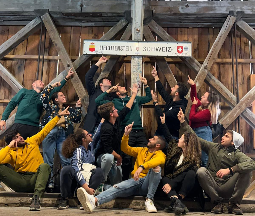 Quando la vacanza diventa ignorante: l’idea di sette amici “per raccontare le ferie in modo divertente”
