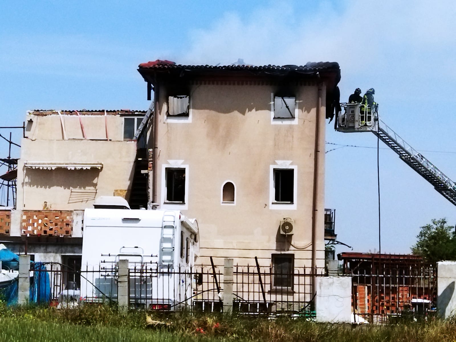 In Fiamme Una Casa In Frazione Gerbidi Di Sale: Sul Posto I Vigili Del ...