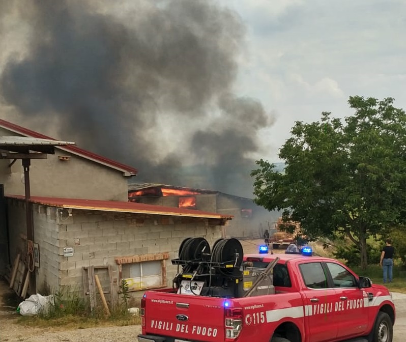 In fiamme un capannone di un’azienda agricola tra Conzano e Occimiano: al lavoro i Vigili del Fuoco