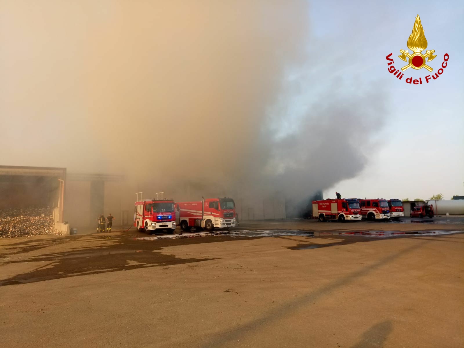 Incendio capannone rifiuti plastici a Casei: il fumo avvistato anche in provincia