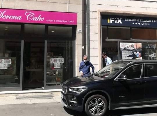 Lastra di marmo si stacca da facciata di un palazzo e colpisce auto in sosta
