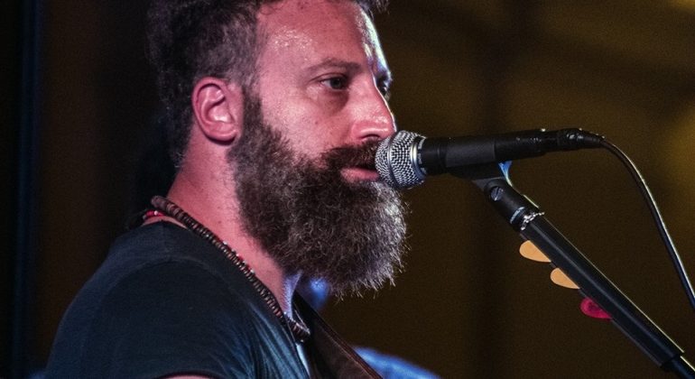 Il cantautore alessandrino Stona presenta il nuovo disco all’Isola Ritrovata