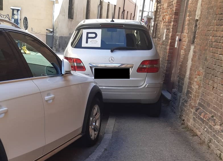 Parcheggia sul marciapiede in via Machiavelli: “Noi pedoni costretti a stare in mezzo alla strada”