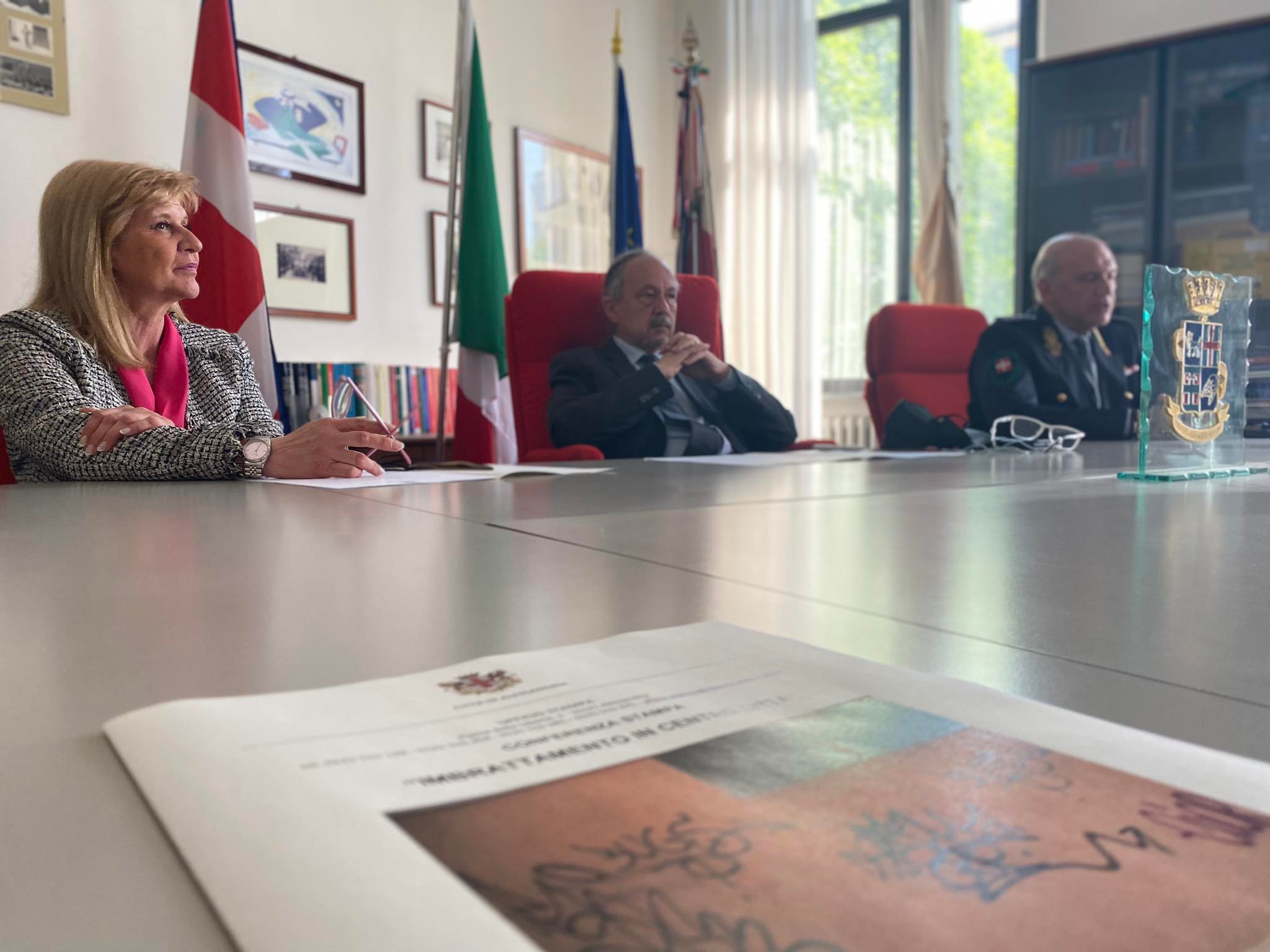 Scritte sui muri e sugli arredi di via Bissati ad Alessandria: individuati i responsabili