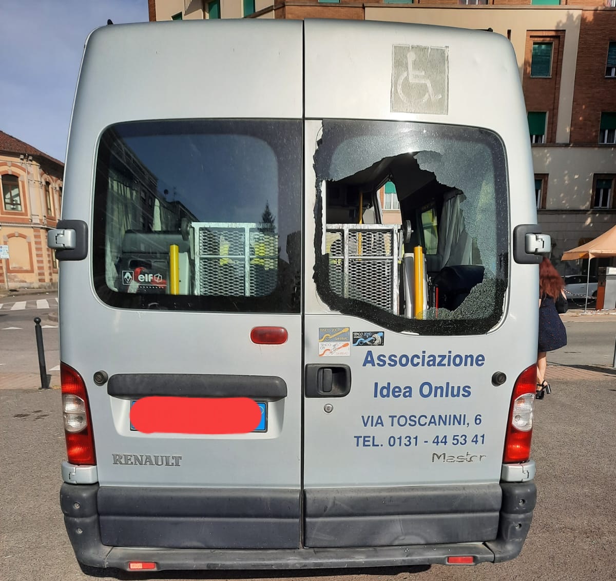 Vandalizzato il pulmino dell’associazione Idea: “Uno sfregio alla nostra ricerca per l’autonomia”