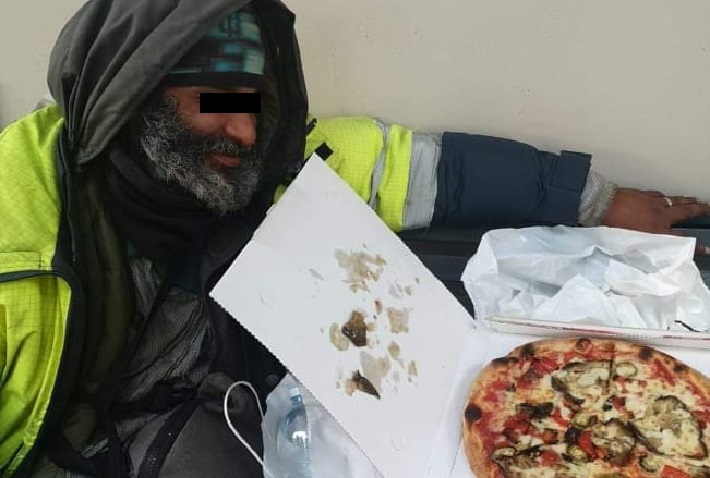Gli portano del cibo e lui decide di condividerlo: quando gli ‘ultimi’ diventano primi in solidarietà