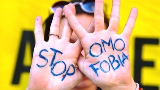 Donna aggredita da vicino di casa. Tessere le Identità: “In quell’aggressione la radice tossica dell’omotransfobia”