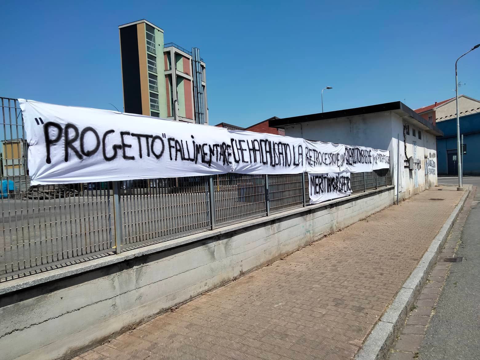 Grigi, vicino al Moccagatta uno striscione contro Di Masi: “Un silenzio tombale che non porta soluzione”