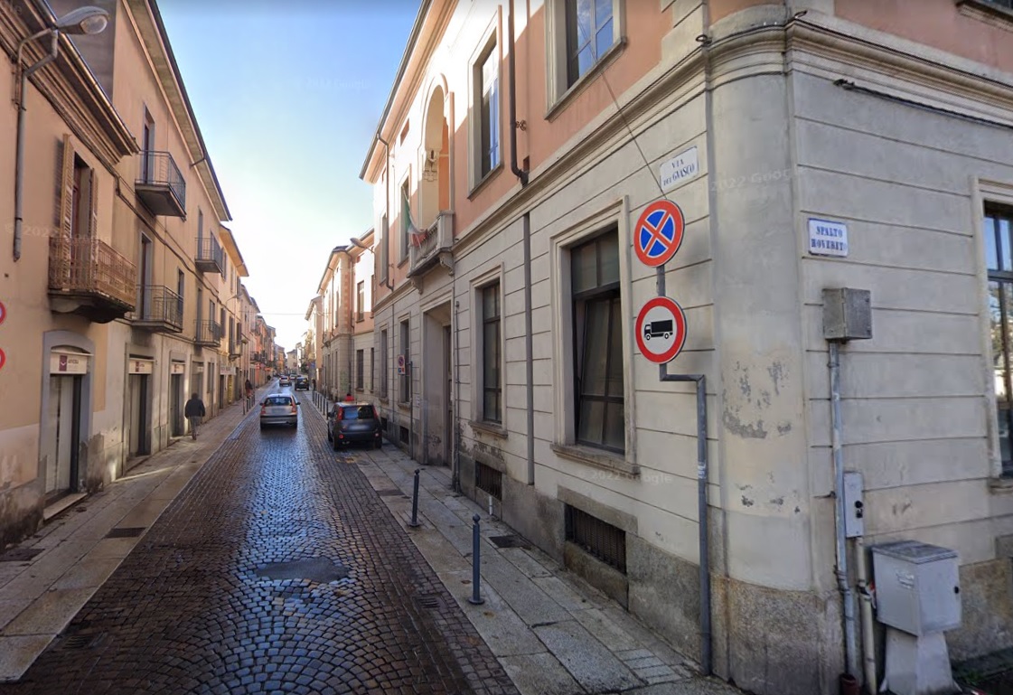 Cade un calcinaccio dal tetto della scuola Bovio in via Guasco: ragazzina lievemente ferita alla testa