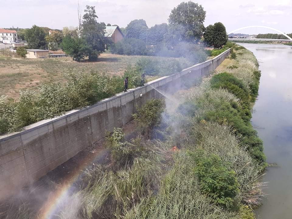 Incendio di sterpaglie lungo le rive del Tanaro nei pressi del ponte Tiziano
