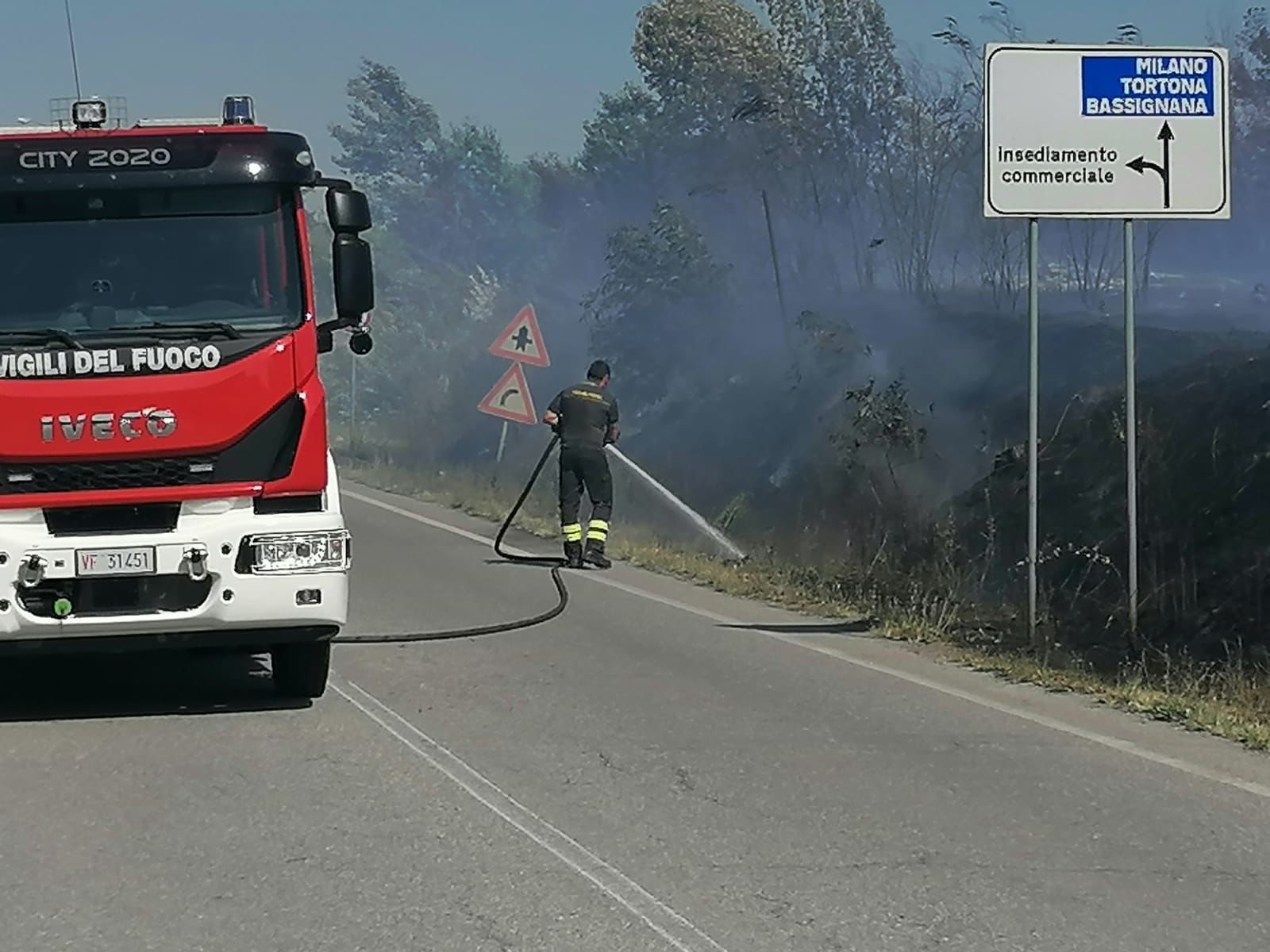 Prosegue l’intervento dei Vigili del Fuoco per l’incendio a Valenza [FOTO]