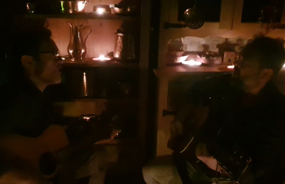 Una chitarra trovata dopo 30 anni e quel dolore immenso curato dalle note di una canzone