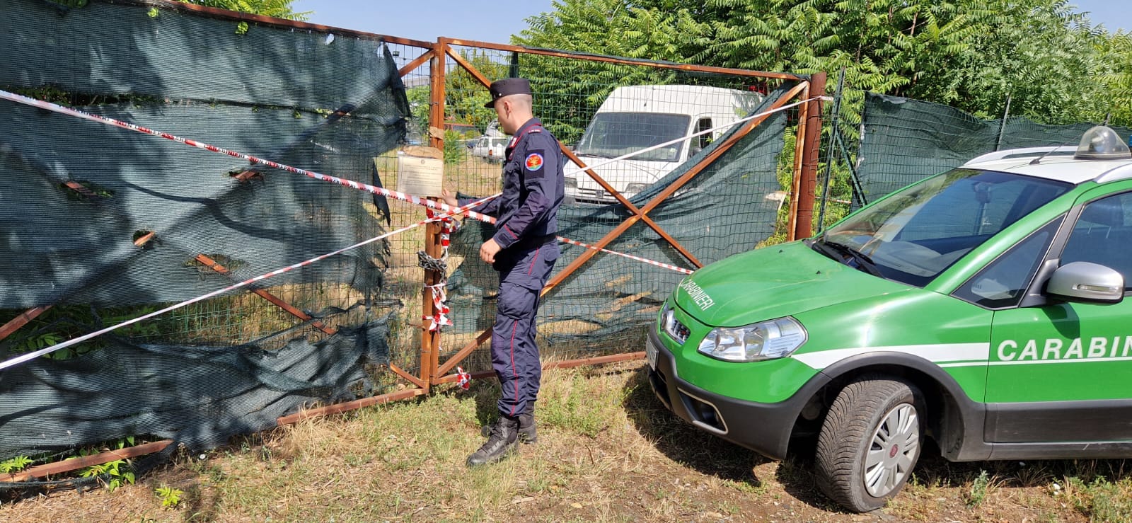 Centinaia di veicoli abbandonati: Carabinieri sequestrano una discarica non autorizzata