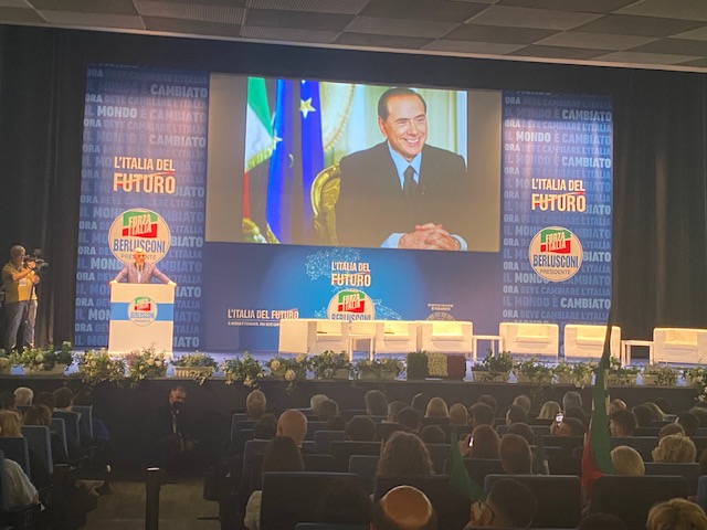 Berlusconi interviene con una telefonata alla convention di Forza Italia: “Noi spina dorsale del centrodestra”