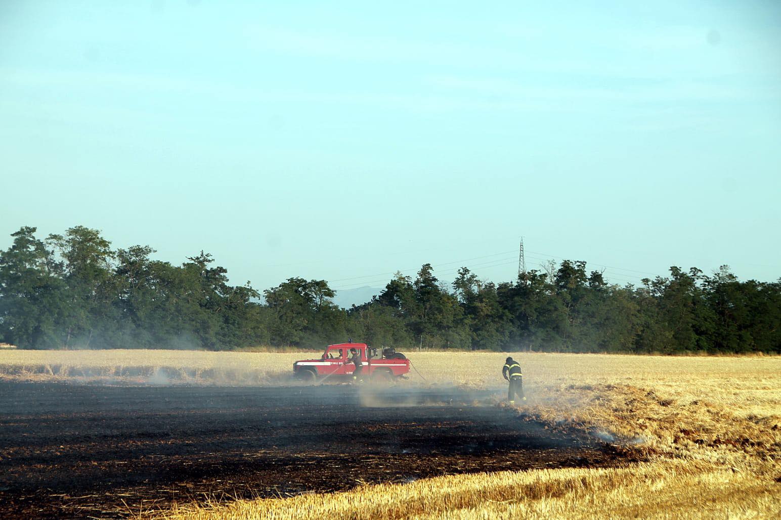 A fuoco sterpaglie in zona Ventolina