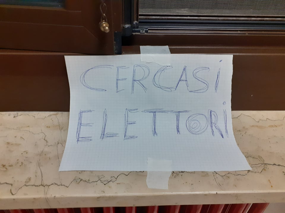 Al seggio 23 il cartello contro la poca affluenza: “Cercasi elettori”