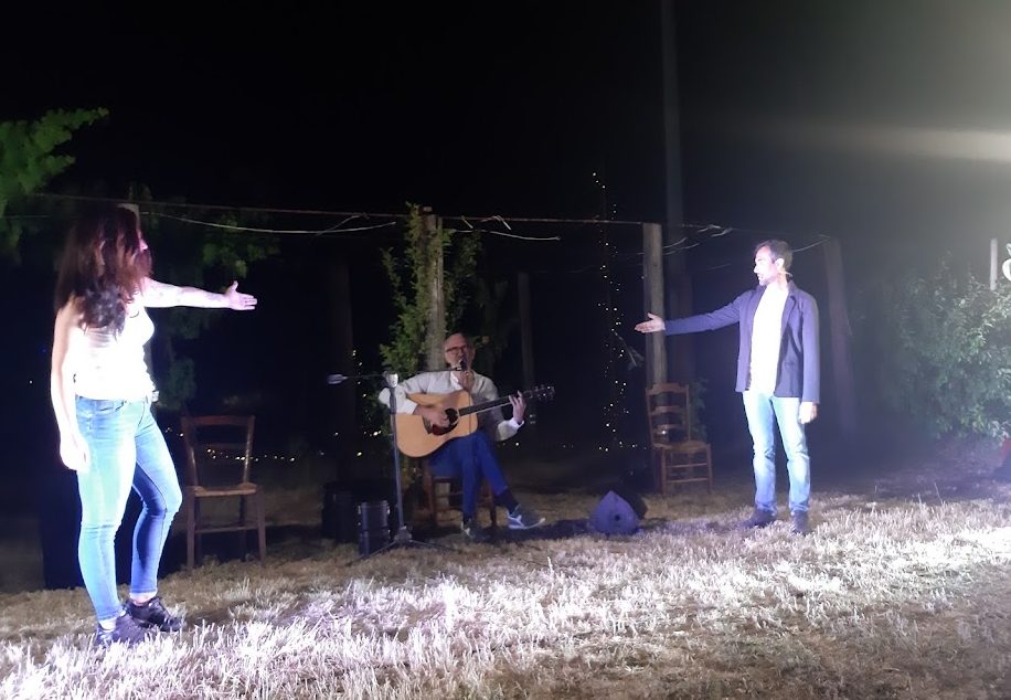Teatro in campagna all’imbrunire. E’ iniziato il Festival Tramonti