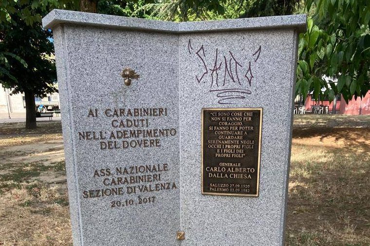 Monumento ai Carabinieri imbrattato a Valenza: il sindaco Oddone indignato