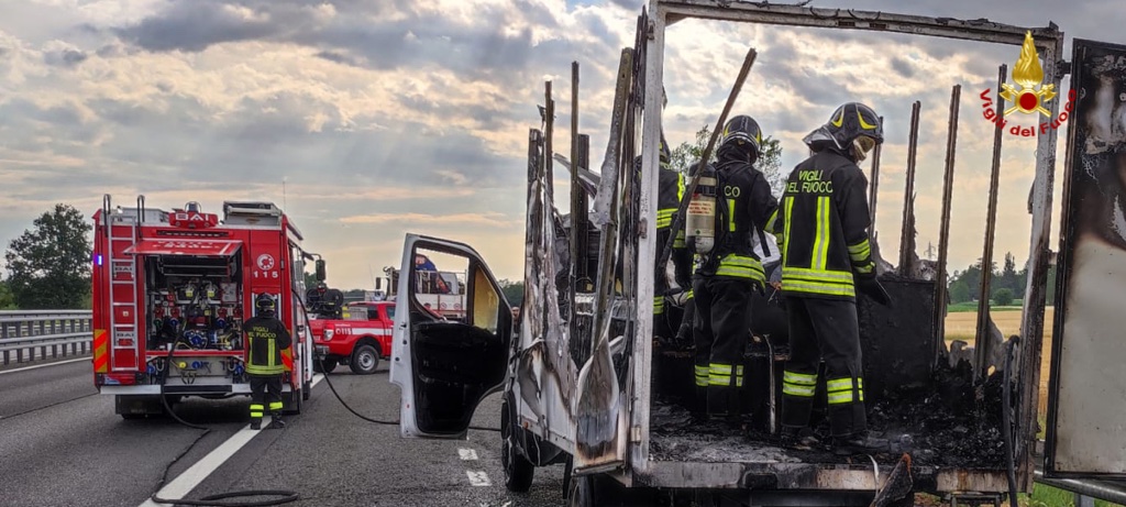 Mezzo in fiamme sulla A21 tra Alessandria Est e Alessandria Ovest: incendio spento dai Vigili del Fuoco