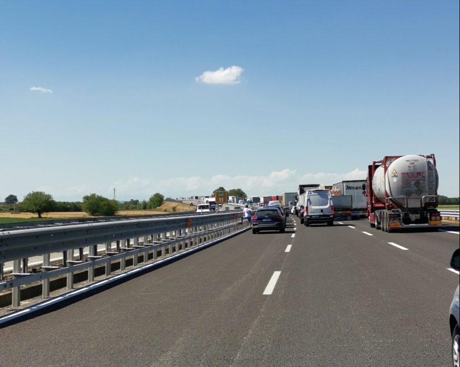 Auto contro cantiere sulla A26 all’altezza di Castellazzo Bormida: operaio in ospedale