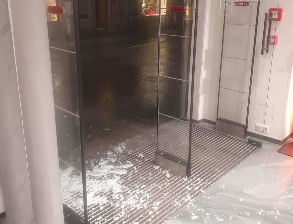 Il maltempo fa danni anche in centro ad Alessandria: in frantumi porta di un negozio