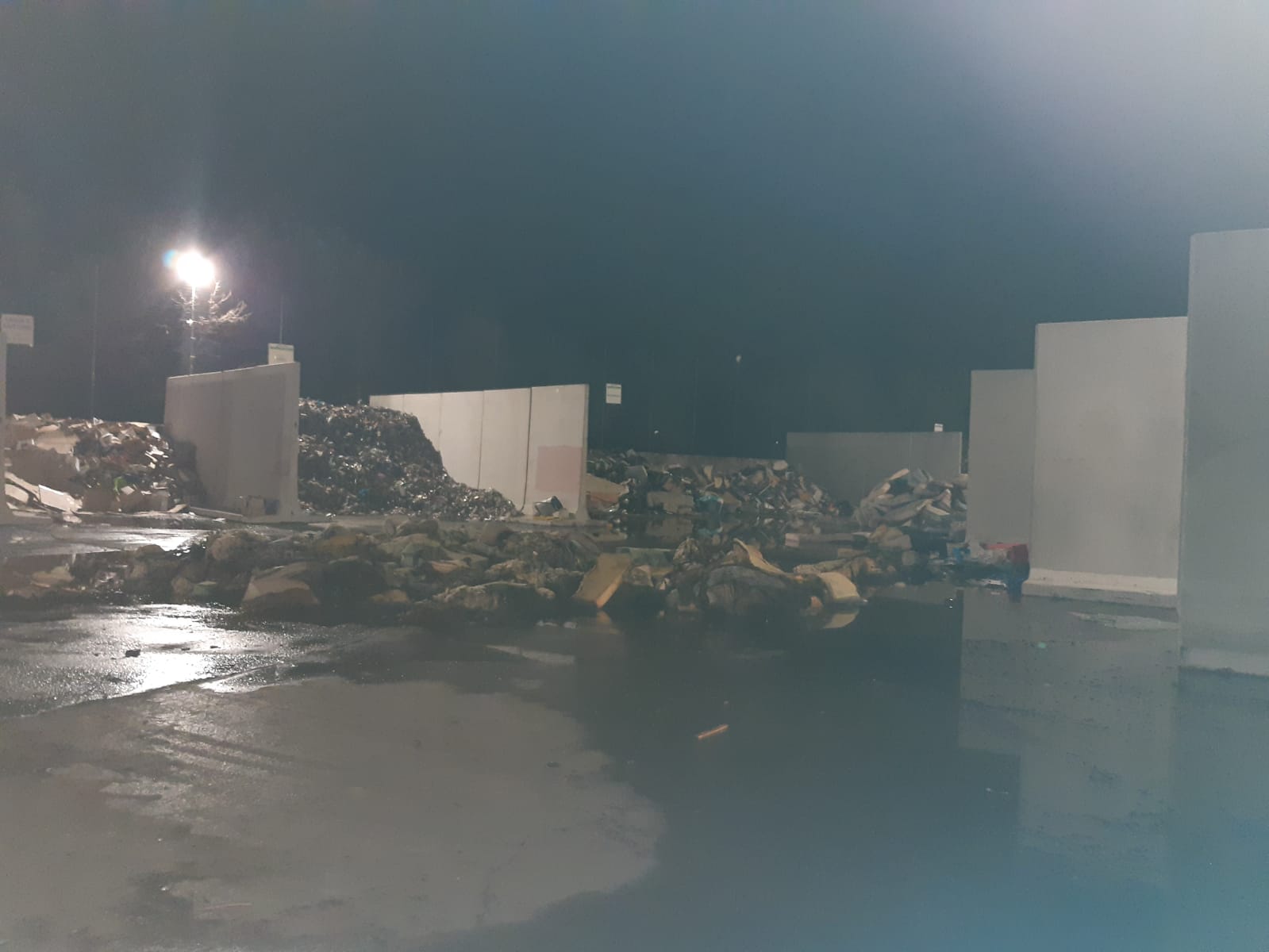Arpa sull’incendio alla discarica di Castelceriolo: “Concentrazioni non significative di inquinanti”