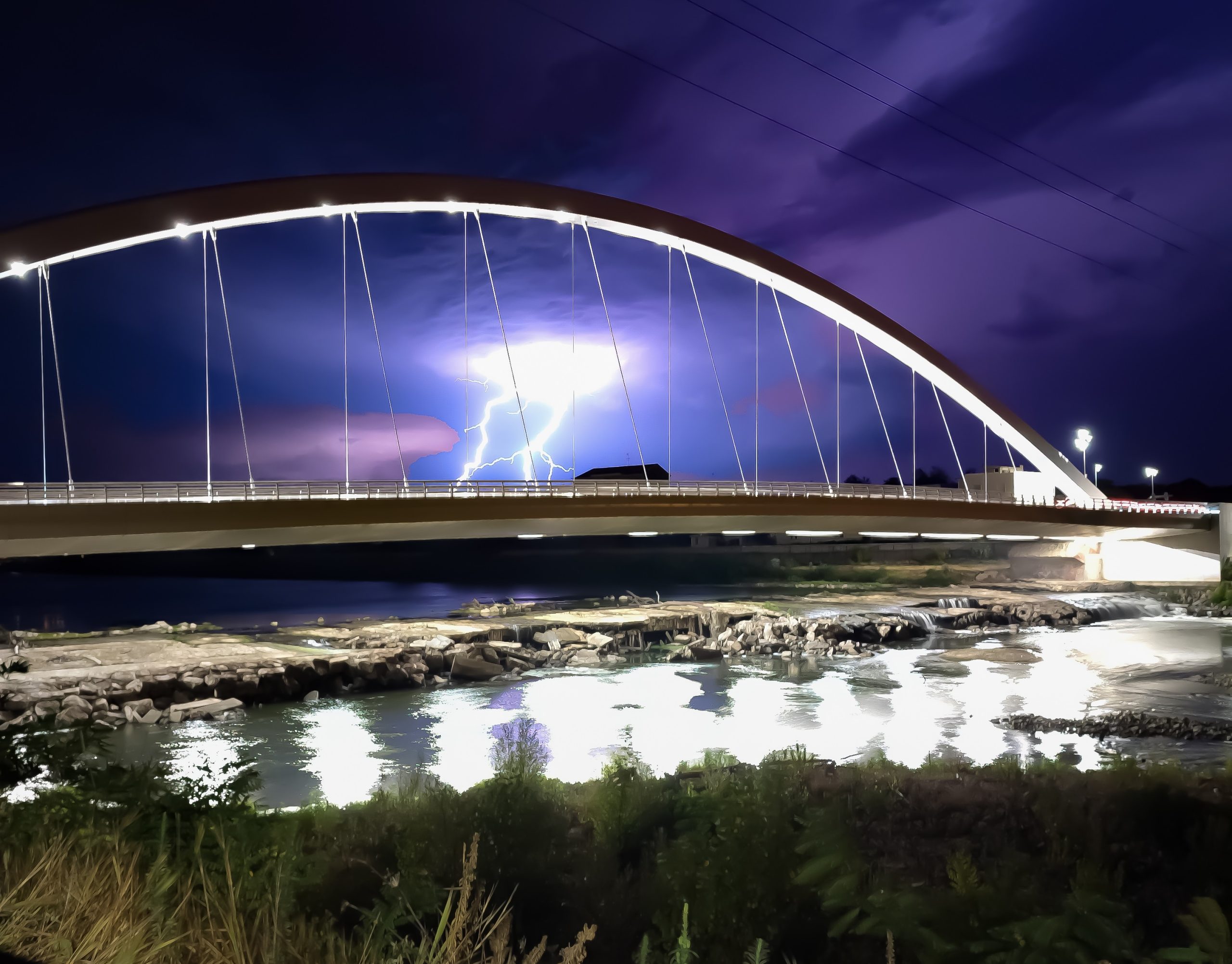 Il ponte Meier illuminato da un fulmine nella notte del temporale