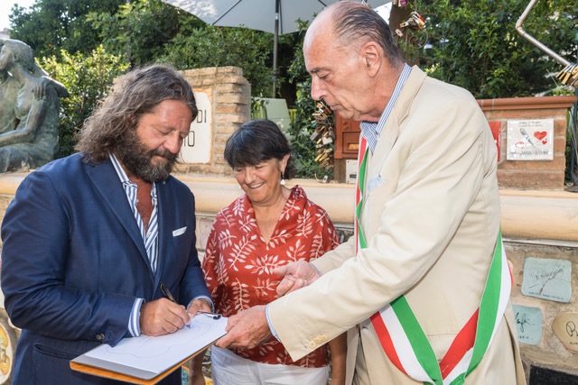 L’imprenditore valenzano Guido Damiani firma una piastrella del famoso muretto di Alassio