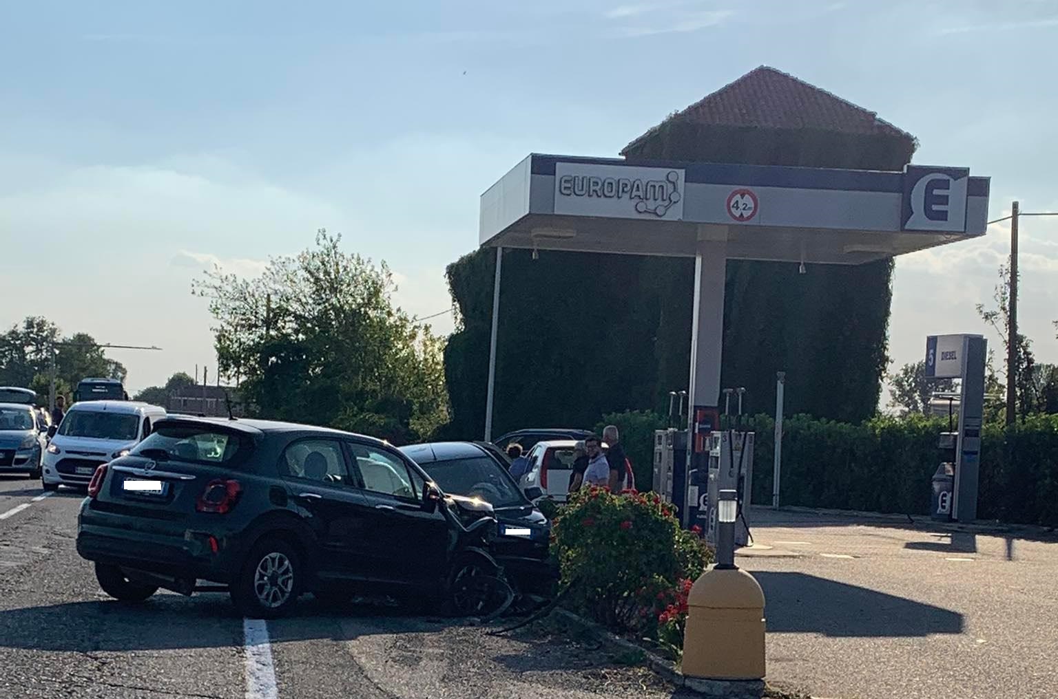 Frontale tra due auto tra Spinetta e Cascinagrossa: una persona ferita