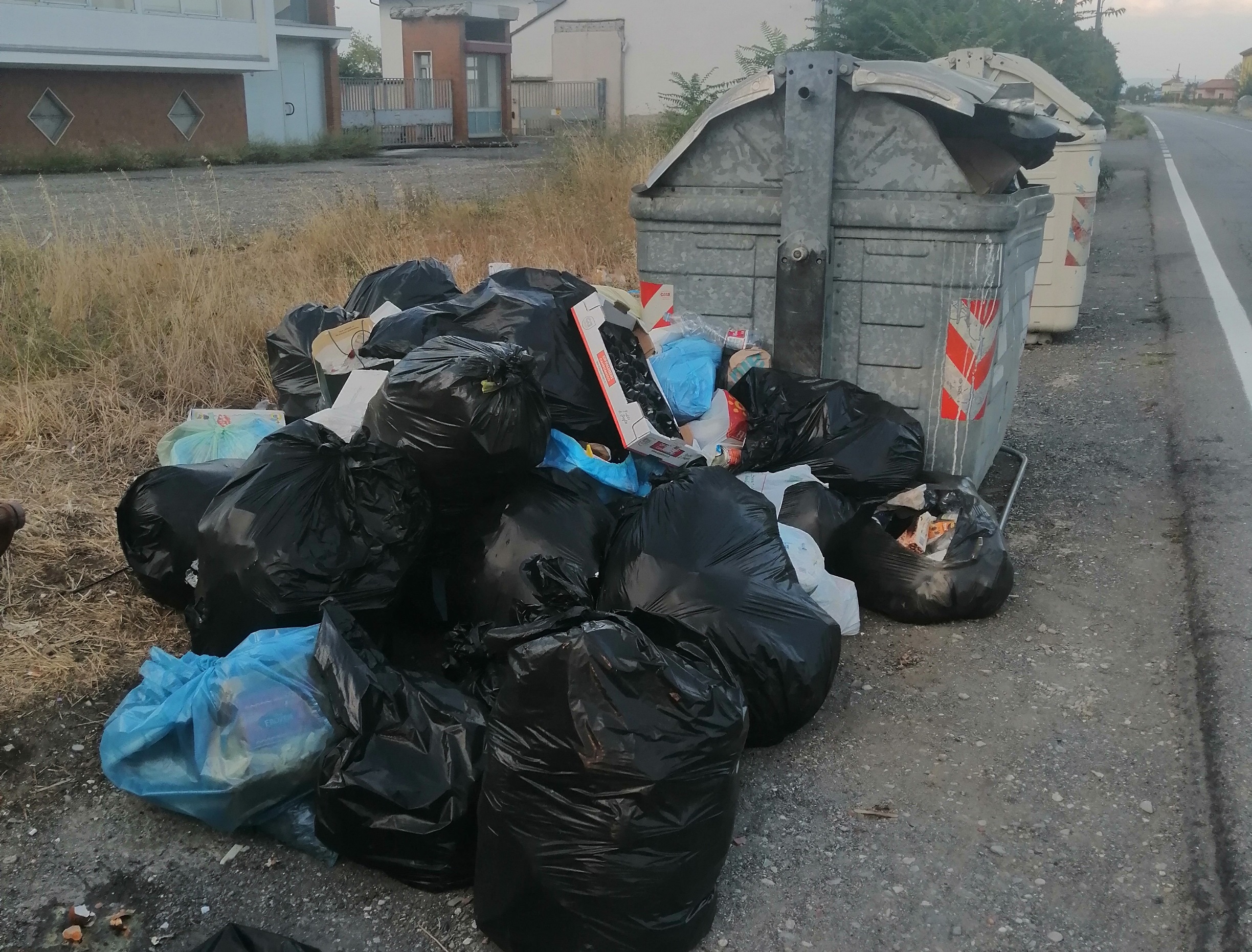 Rifiuti fuori cassonetto a San Giuliano Vecchio, la segnalazione di un cittadino: “Siamo esasperati”