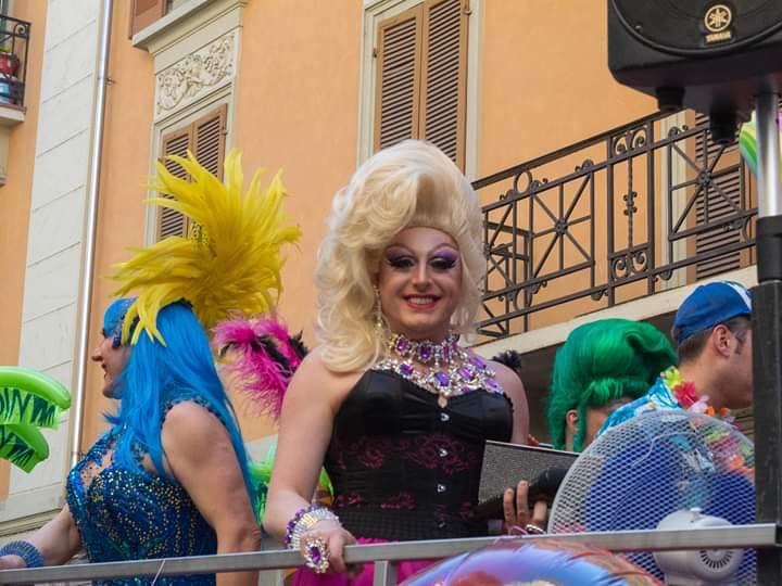 Aspettando il Pride, la madrina Vera Aloe: “Delusa dalla politica ma contenta delle giovani generazioni”