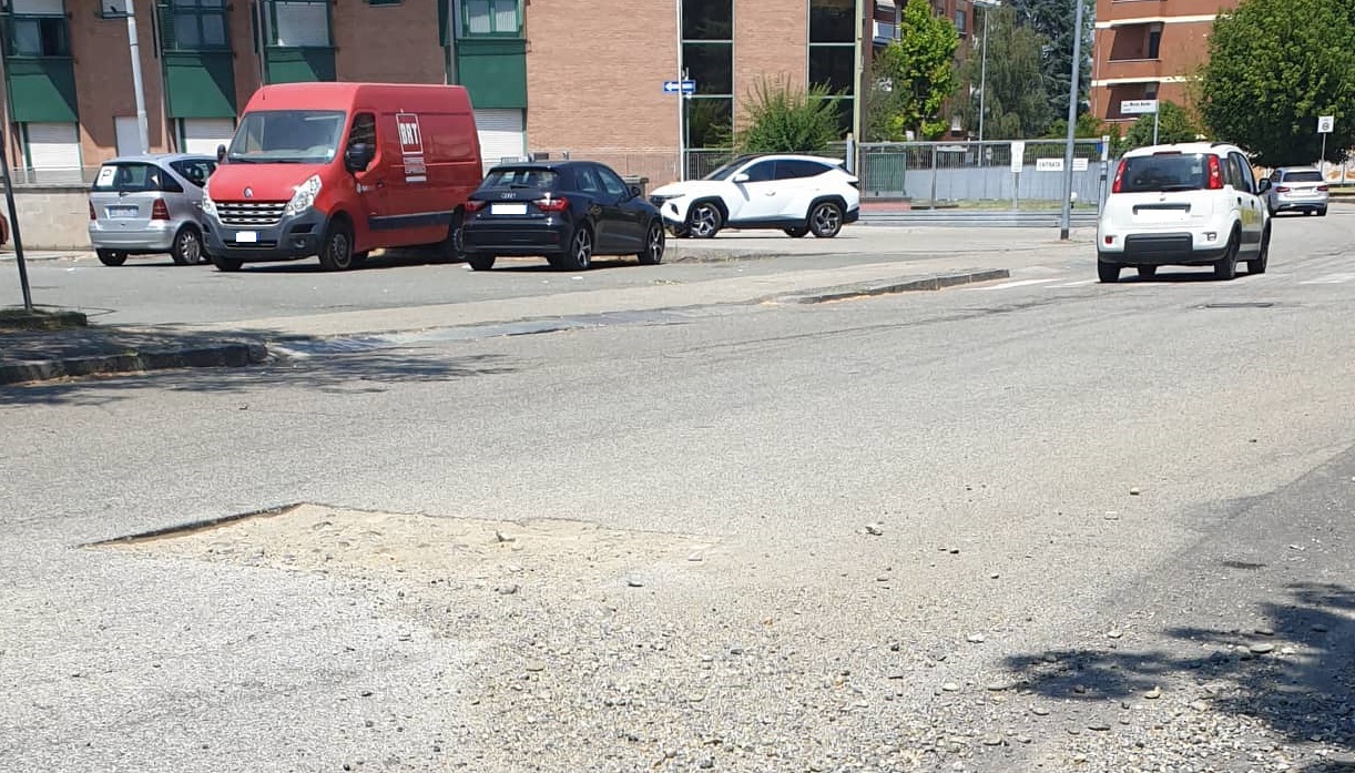 “Ghiaia sparsa in via Don Giovine, è pericoloso”: la segnalazione di un cittadino. A breve l’intervento