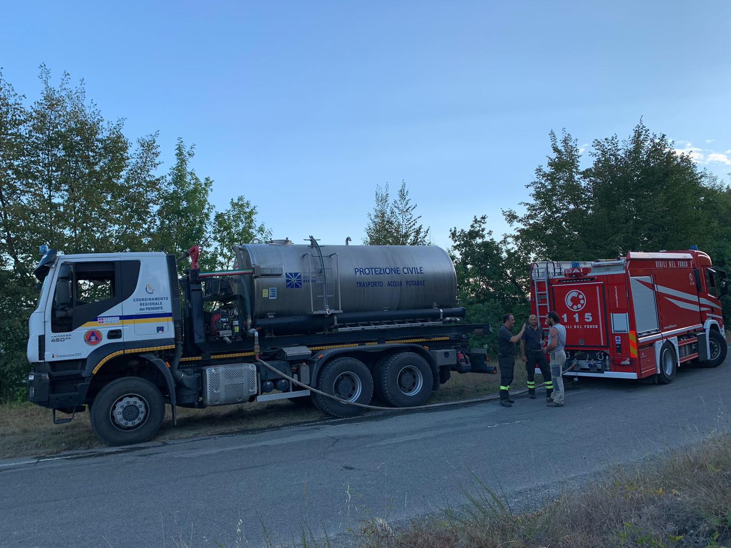 Incendio Spigno: chiusa la Sp 218 tra Spigno e Serole. Autobotti della Protezione Civile in supporto ai Vigili del Fuoco