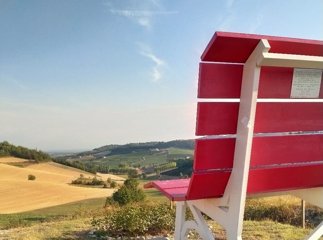 Sala ritrova la big bench: una seduta gigante davanti alle colline del Monferrato
