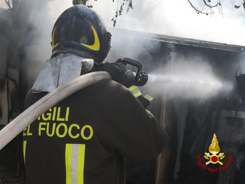 A fuoco un capanno agricolo a Gavi: nessuna persona coinvolta
