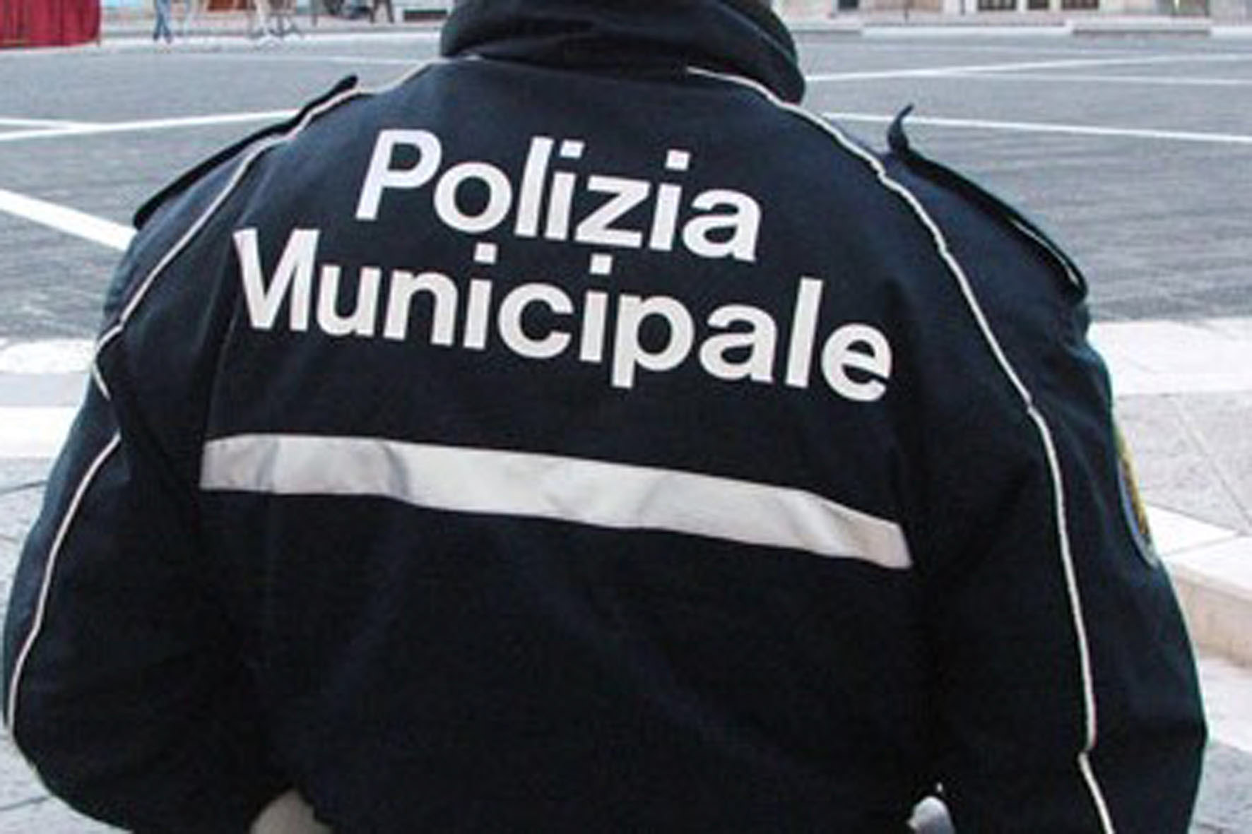 Vagava in stato confusionale dopo un litigio con il marito. Interviene la Polizia Municipale di Novi