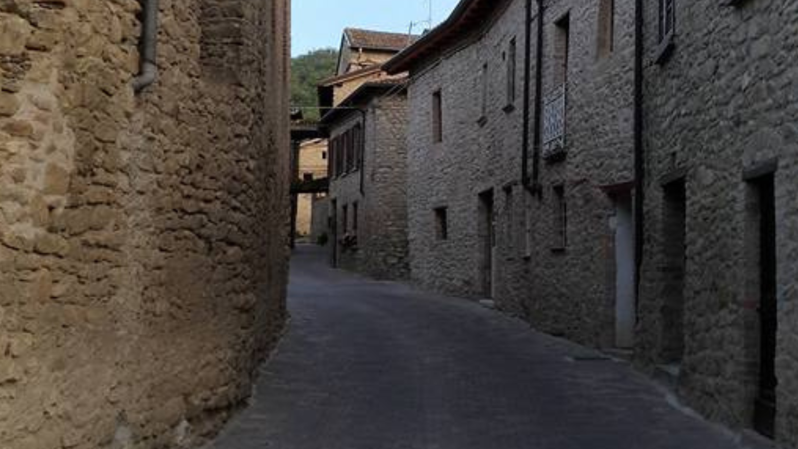 Alla scoperta delle grotte. A San Ponzo si fa trekking dopo cena